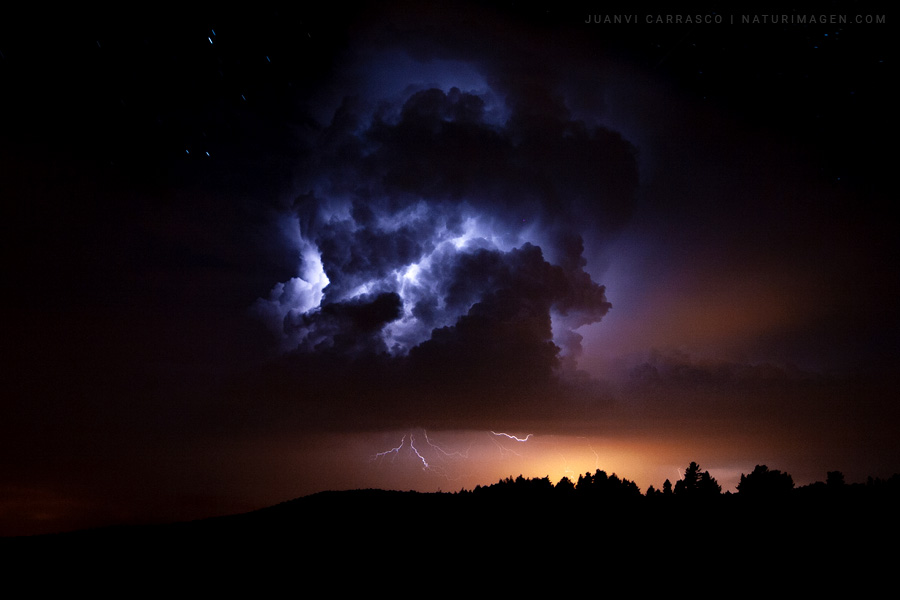 Cumulonimbo con actividad eléctrica, Sierra de Javalambre, Teruel, España