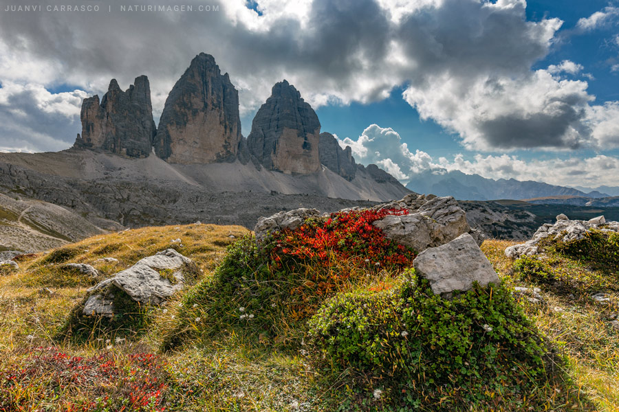 Tres cimas de Lavaredo en otoño a contraluz, Dolomitas, Alpes italianos