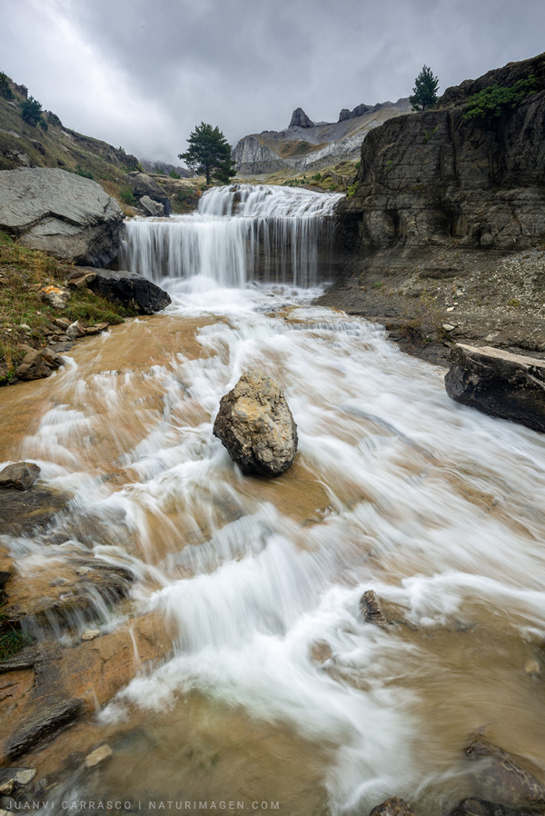 Cascada en el barranco de Igüer, Parque natural de los Valles occidentales, Pirineo aragonés, España