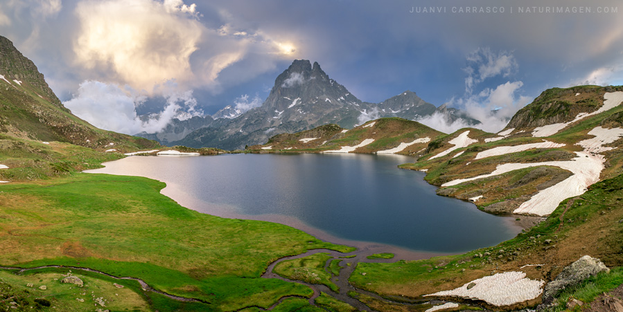 Lago Gentau y Midi d'Ossau al atardecer, Pirineo francés